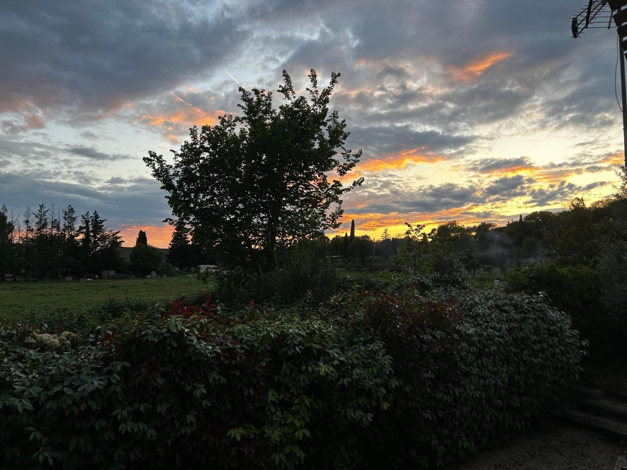 Le Clos Des Vignes Junas Exteriör bild